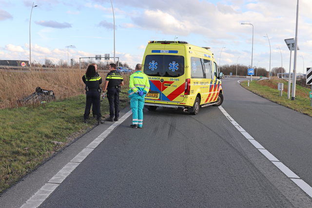 Dronken bestuurder slaat over de kop met auto aan de Midden-Brabantweg Waalwijk