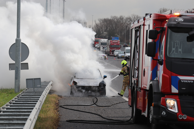 Auto brandt uit op de A59 (Maasroute) Waalwijk