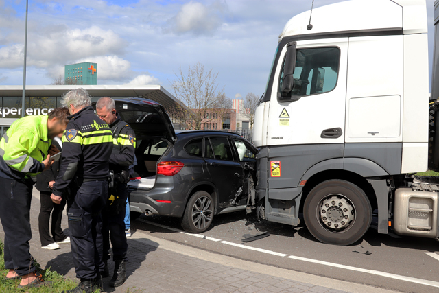 Vrachtwagen botst tegen auto op rotonde aan de Biesbosweg Waalwijk