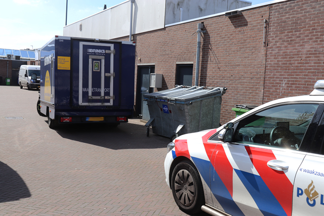 Geldwagen strandt met pech bij winkelcentrum De Els Waalwijk