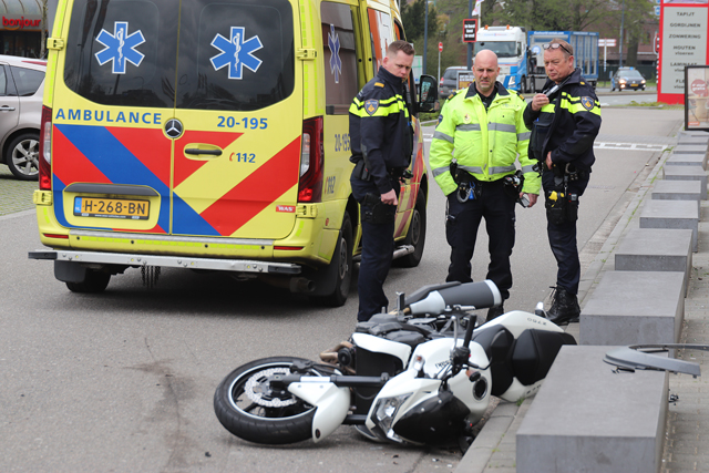 Motorrijder komt in botsing met auto aan de Prof. Kamerlingh Onnesweg Waalwijk