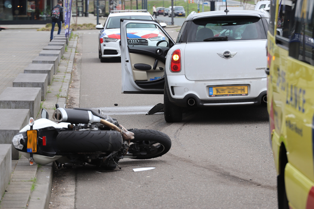 Motorrijder komt in botsing met auto aan de Prof. Kamerlingh Onnesweg Waalwijk