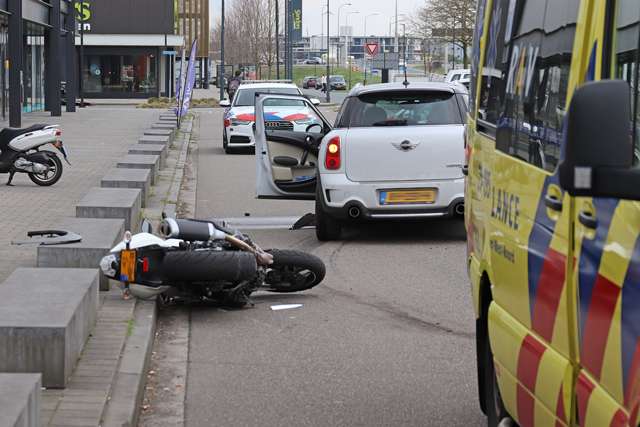 Motorrijder komt in botsing met auto aan de Prof. Kamerlingh Onnesweg Waalwijk