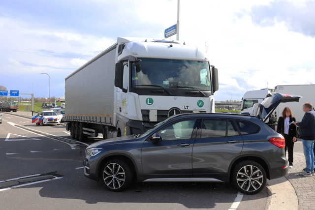 Vrachtwagen botst tegen auto op rotonde aan de Biesbosweg Waalwijk