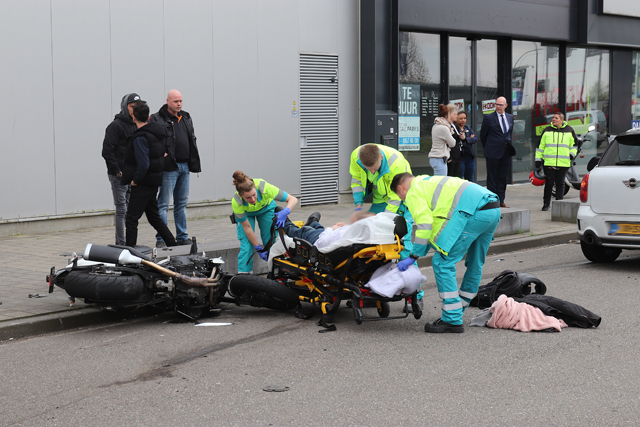 Motorrijder komt in botsing met auto aan de Prof. Kamerlingh Onnesweg Waalwijk