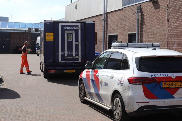 Geldwagen strandt met pech bij winkelcentrum De Els Waalwijk