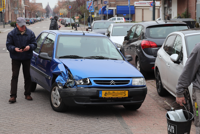 Twee auto’s botsen op elkaar aan de St. Antoniusstraat Waalwijk