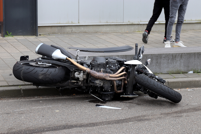 Motorrijder komt in botsing met auto aan de Prof. Kamerlingh Onnesweg Waalwijk