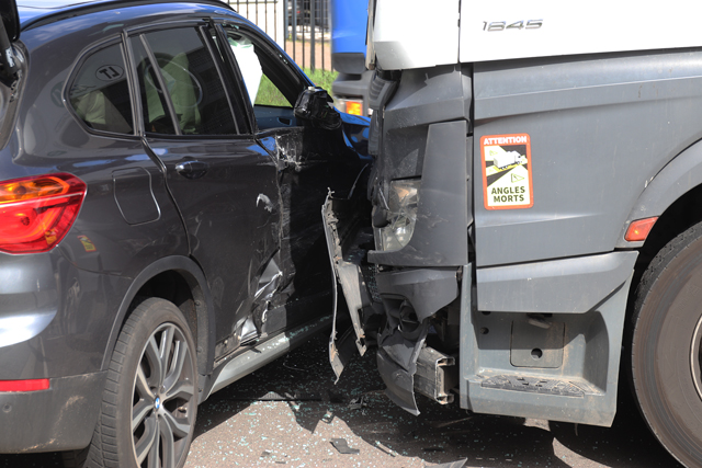 Vrachtwagen botst tegen auto op rotonde aan de Biesbosweg Waalwijk