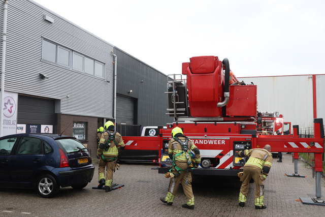 Brandweer rukt met spoed uit voor brandmelding bij bedrijf aan de Spuiweg Waalwijk