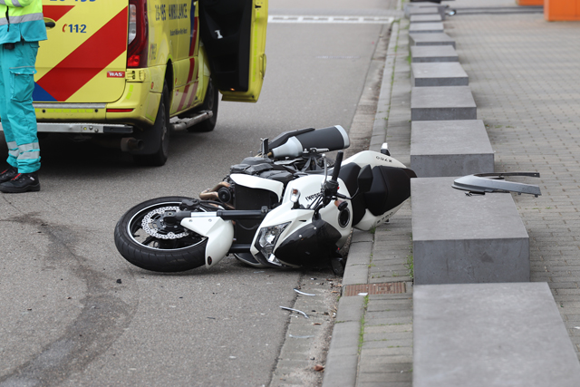 Motorrijder komt in botsing met auto aan de Prof. Kamerlingh Onnesweg Waalwijk