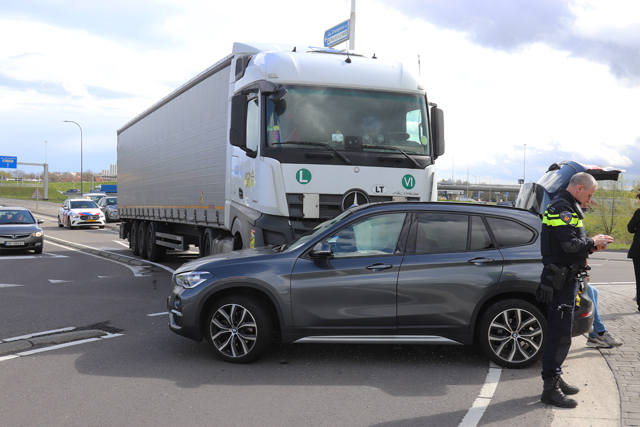 Vrachtwagen botst tegen auto op rotonde aan de Biesbosweg Waalwijk