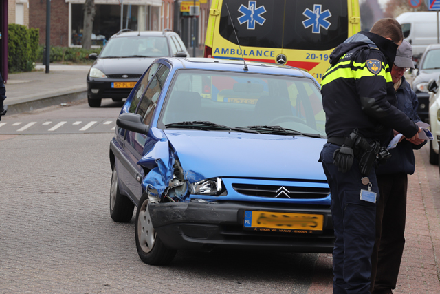 Twee auto’s botsen op elkaar aan de St. Antoniusstraat Waalwijk