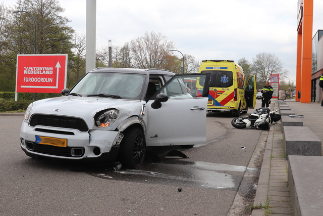 Motorrijder komt in botsing met auto aan de Prof. Kamerlingh Onnesweg Waalwijk