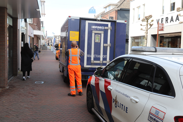 Geldwagen strandt met pech bij winkelcentrum De Els Waalwijk