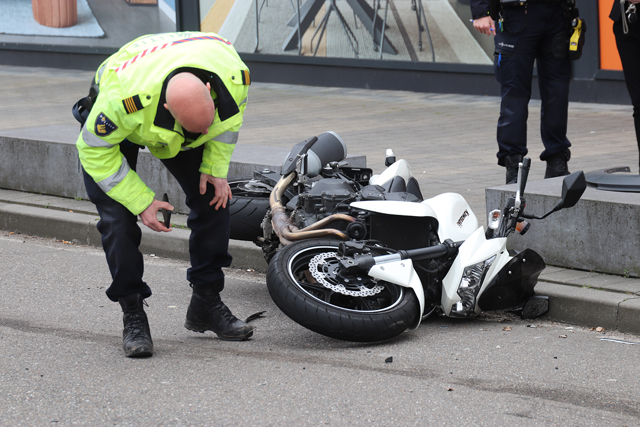 Motorrijder komt in botsing met auto aan de Prof. Kamerlingh Onnesweg Waalwijk