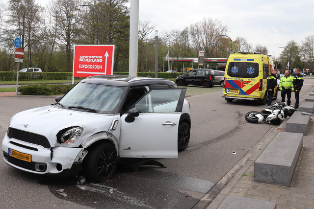Motorrijder komt in botsing met auto aan de Prof. Kamerlingh Onnesweg Waalwijk