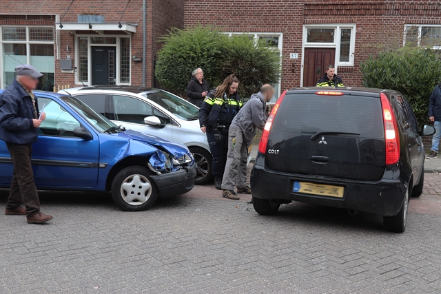 Twee auto’s botsen op elkaar aan de St. Antoniusstraat Waalwijk