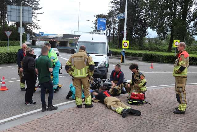 Motorrijder raakt gewond bij botsing met bestelbus op rotonde aan de Hertog Janstraat Waalwijk