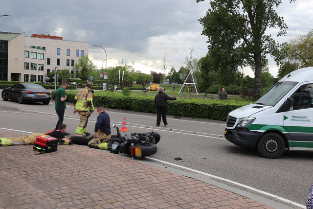 Motorrijder raakt gewond bij botsing met bestelbus op rotonde aan de Hertog Janstraat Waalwijk