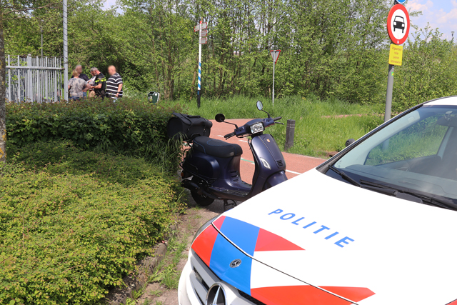 Man valt van scooter aan De Gaard Waalwijk