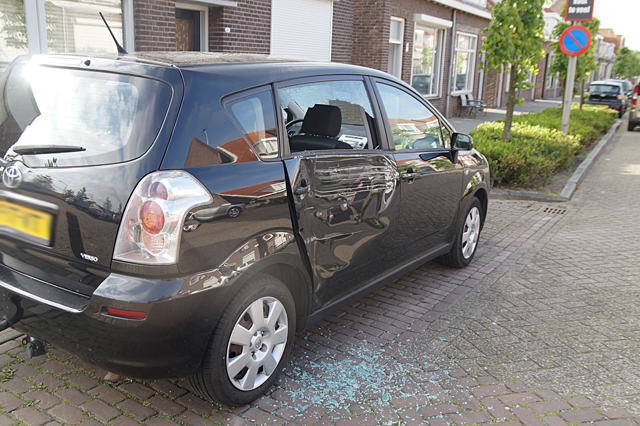 Onbekende bestuurder botst tegen geparkeerde auto aan het Vooreinde Waalwijk