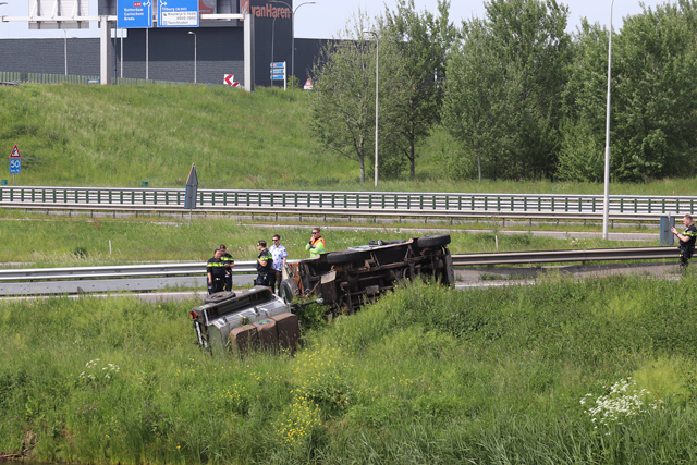 Land Rover uit 1984 total loss bij ongeval op de A59 Waalwijk