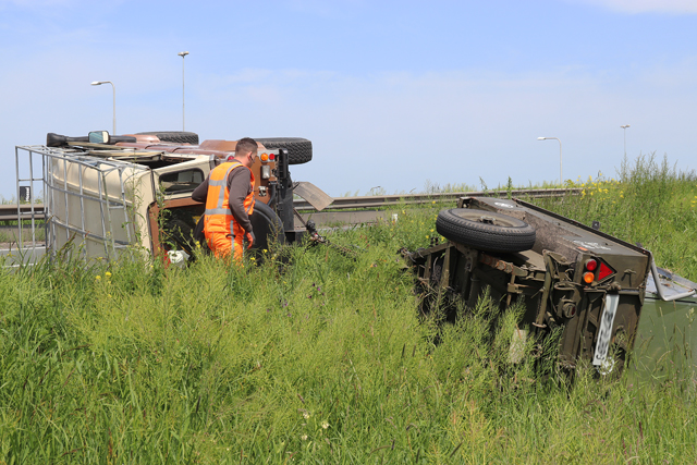 Land Rover uit 1984 total loss bij ongeval op de A59 Waalwijk