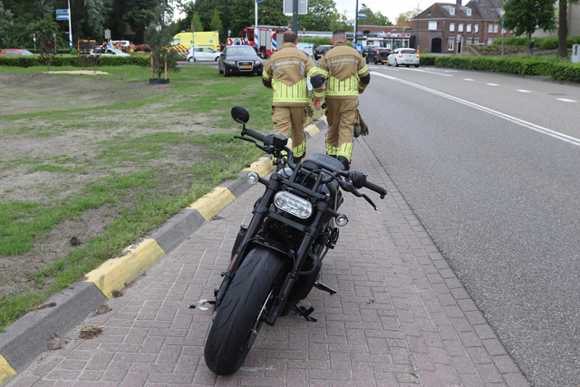Motorrijder raakt gewond bij botsing met bestelbus op rotonde aan de Hertog Janstraat Waalwijk
