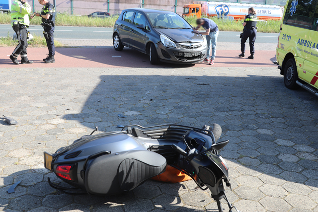 Automobilist botst op scooterrijder aan de Altenaweg Waalwijk
