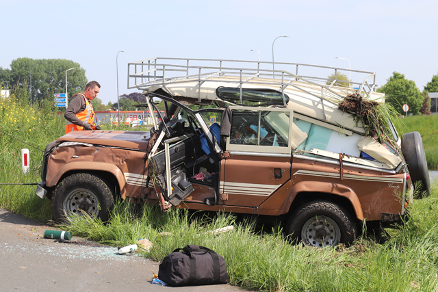 Land Rover uit 1984 total loss bij ongeval op de A59 Waalwijk