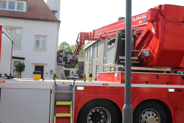 Hulpdiensten redden vrouw van dak naast woning aan de Meester van Coothstraat Waalwijk