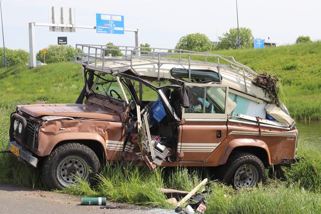 Land Rover uit 1984 total loss bij ongeval op de A59 Waalwijk