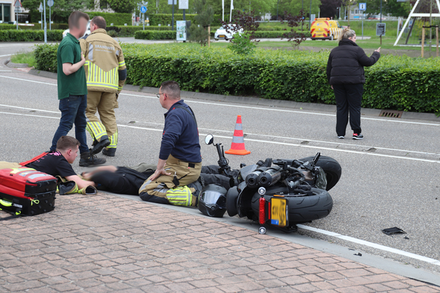 Motorrijder raakt gewond bij botsing met bestelbus op rotonde aan de Hertog Janstraat Waalwijk
