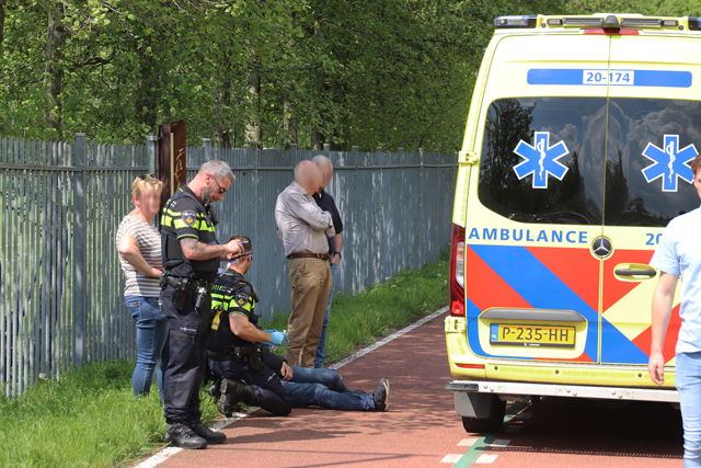 Man valt van scooter aan De Gaard Waalwijk