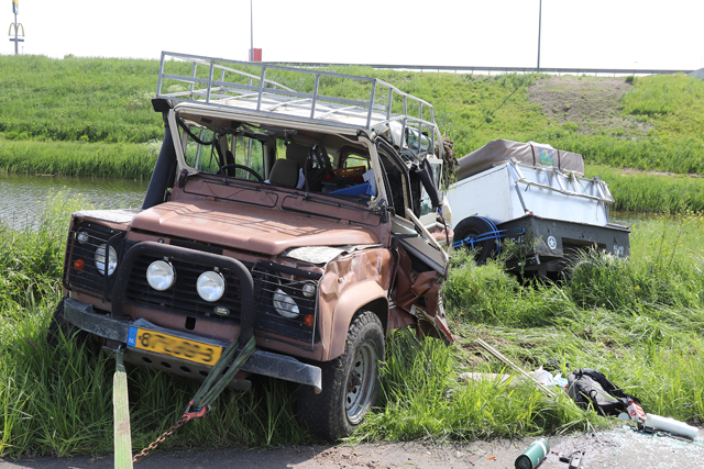 Land Rover uit 1984 total loss bij ongeval op de A59 Waalwijk