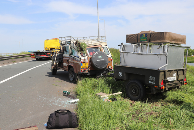 Land Rover uit 1984 total loss bij ongeval op de A59 Waalwijk