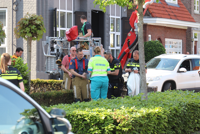 Hulpdiensten redden vrouw van dak naast woning aan de Meester van Coothstraat Waalwijk