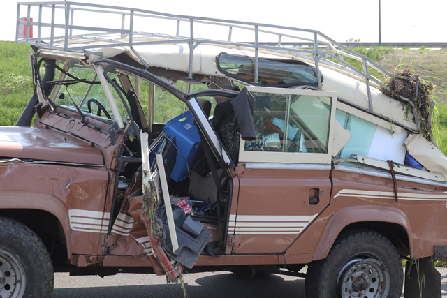 Land Rover uit 1984 total loss bij ongeval op de A59 Waalwijk