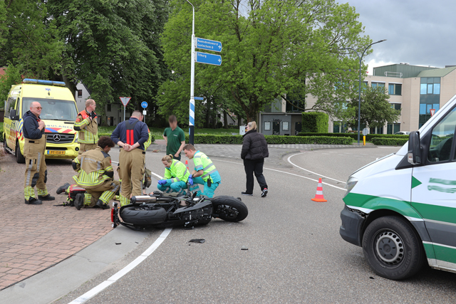 Motorrijder raakt gewond bij botsing met bestelbus op rotonde aan de Hertog Janstraat Waalwijk