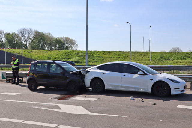 Bestuurder raakt gewond bij aanrijding op de A59 (Maasroute) Waalwijk