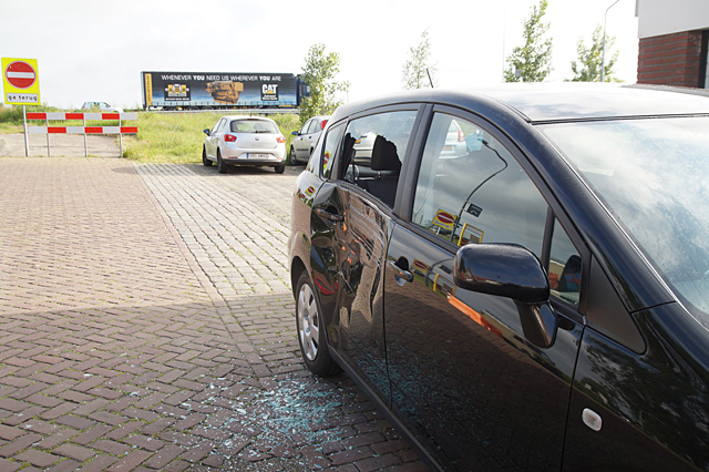 Onbekende bestuurder botst tegen geparkeerde auto aan het Vooreinde Waalwijk