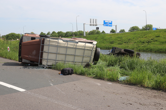 Land Rover uit 1984 total loss bij ongeval op de A59 Waalwijk