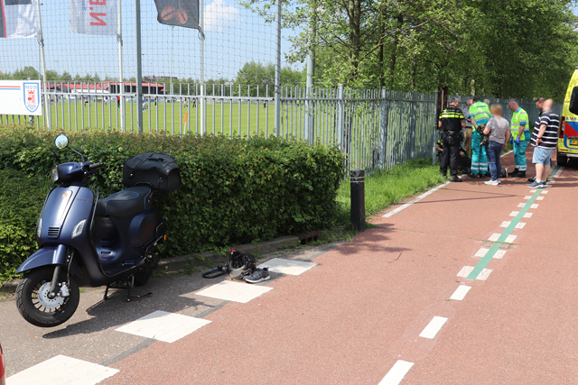 Man valt van scooter aan De Gaard Waalwijk