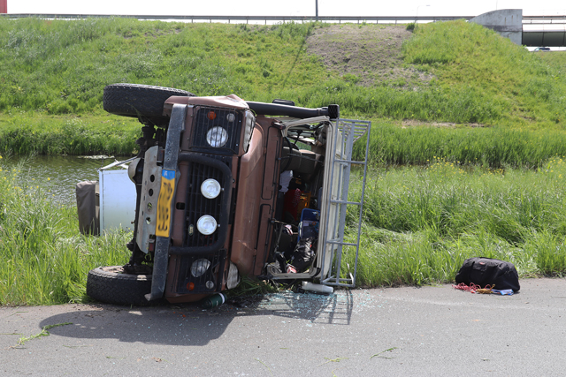 Land Rover uit 1984 total loss bij ongeval op de A59 Waalwijk