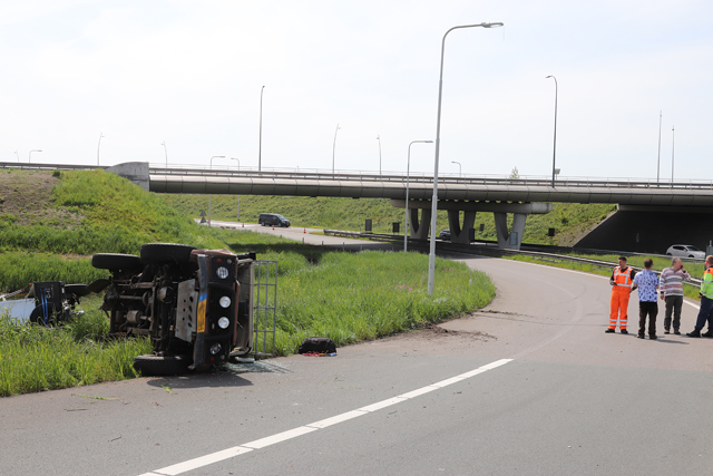 Land Rover uit 1984 total loss bij ongeval op de A59 Waalwijk