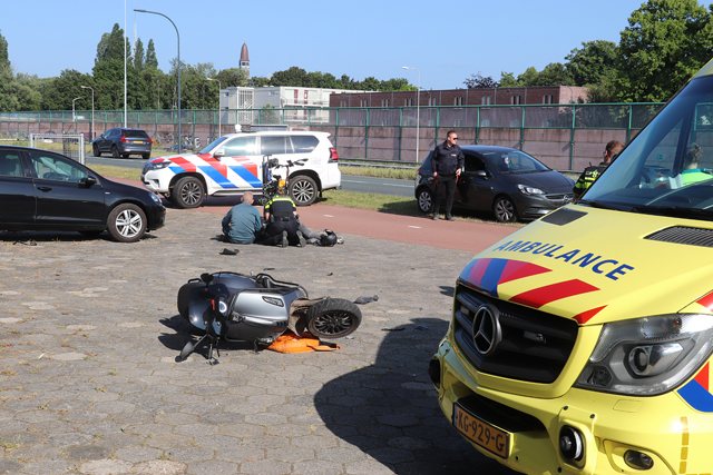 Automobilist botst op scooterrijder aan de Altenaweg Waalwijk