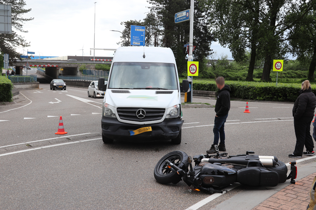 Motorrijder raakt gewond bij botsing met bestelbus op rotonde aan de Hertog Janstraat Waalwijk