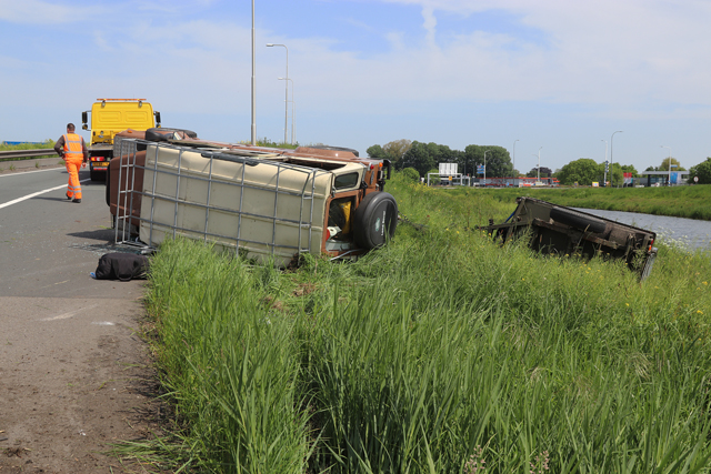 Land Rover uit 1984 total loss bij ongeval op de A59 Waalwijk