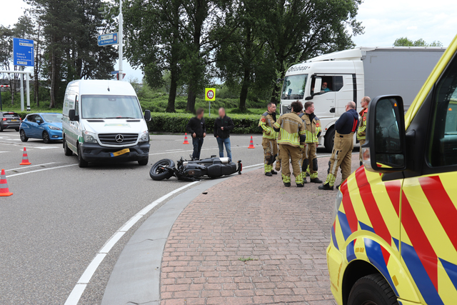 Motorrijder raakt gewond bij botsing met bestelbus op rotonde aan de Hertog Janstraat Waalwijk